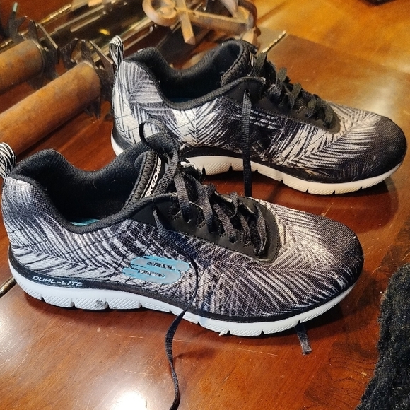 Skechers Black Sneakers with Dynamic Textured Upper - Picture 3 of 5